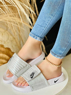 SANDALIAS NIKE PARA DAMAS CHAROLADAS